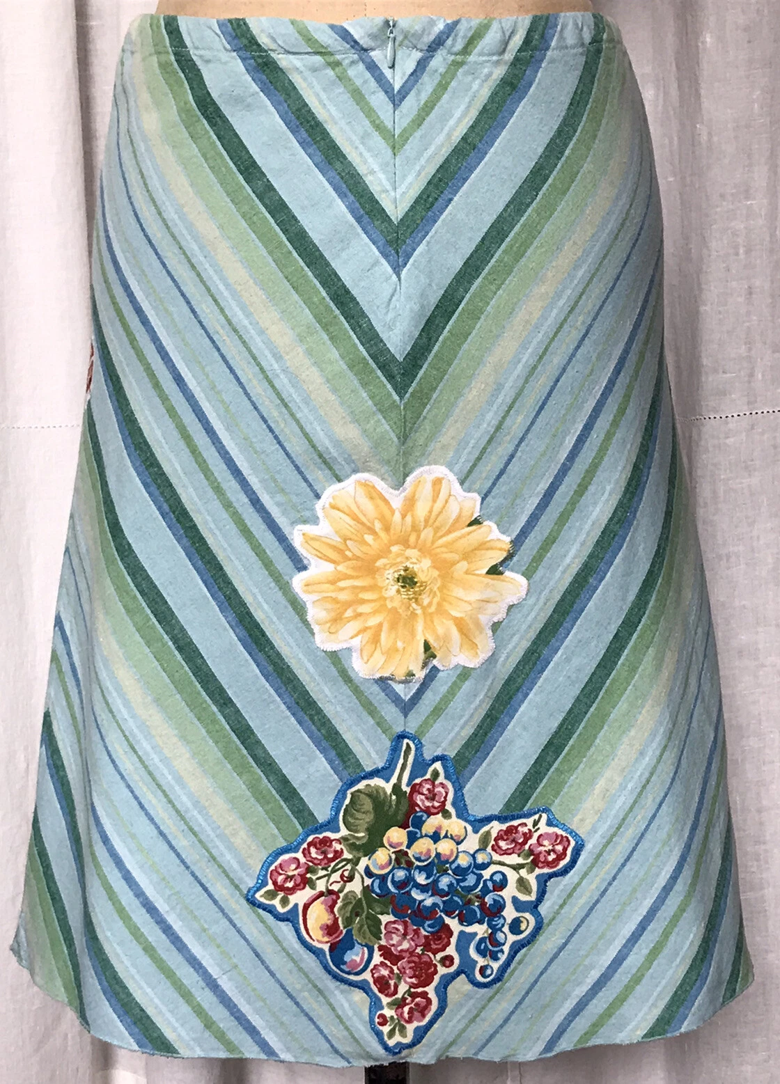 womens One of a Kind applique Skirt turquoise green Sz 4 by Resurrected new/old