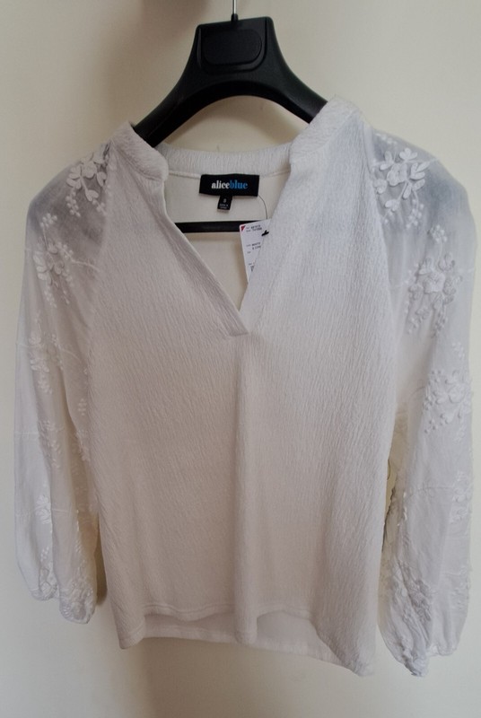 Alice Blue Women's Small White Pullover Blouse Floral Applique NEW