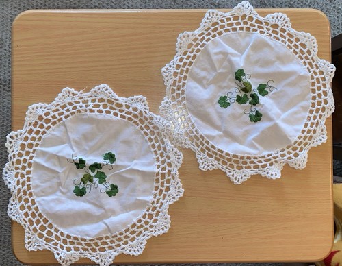Juego de 2 tapetes de lino irlandeses con tréboles borde de ganchillo vintage 10" - Imagen 1 de 9