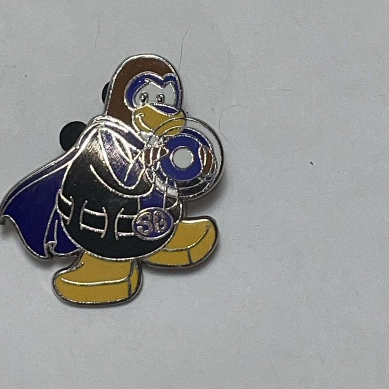 Walt Disney World Club Penguin EPCOT WDW Mystery Pin Super Hero Cape SG