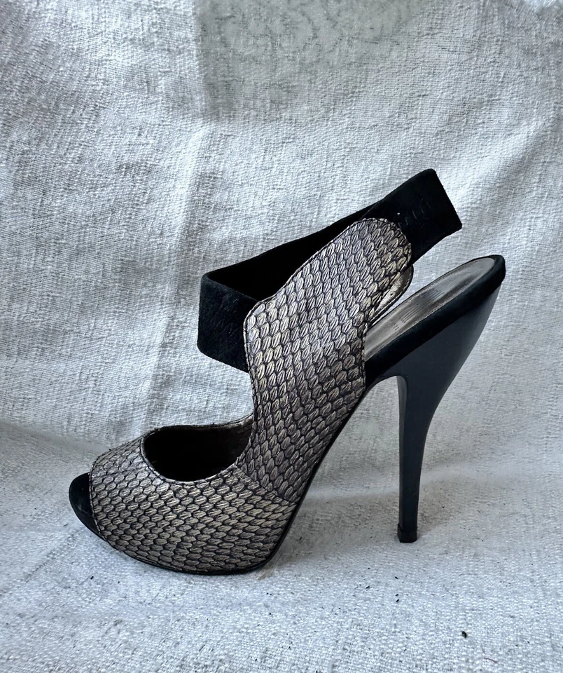 Salto plataforma Pelle Moda feminino lagarto dourado preto camurça alça no tornozelo tamanho 9 usado - Imagem 2 de 4