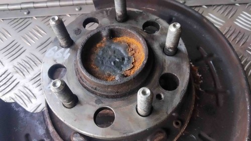 KIA CARENS III UN 527303K200 582701D000 piasta tylna prawa 2.00 benzyna 11255417 - Zdjęcie 2 z 4