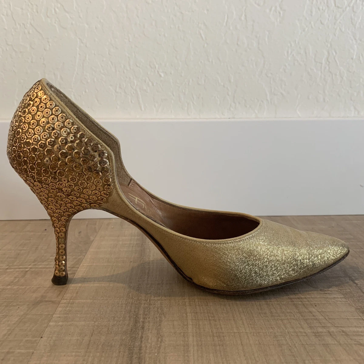 Gold pumps hotsell size 1