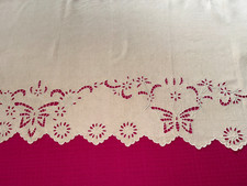 Ancien napperon bordure en lin brodé main avec retour 143 cm x Hauteur 42 cm