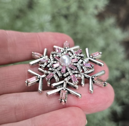 Magnetic Brooch Pink Snowflake, Christmas, Holiday. Pink Holiday pin free clasp - Picture 4 of 8