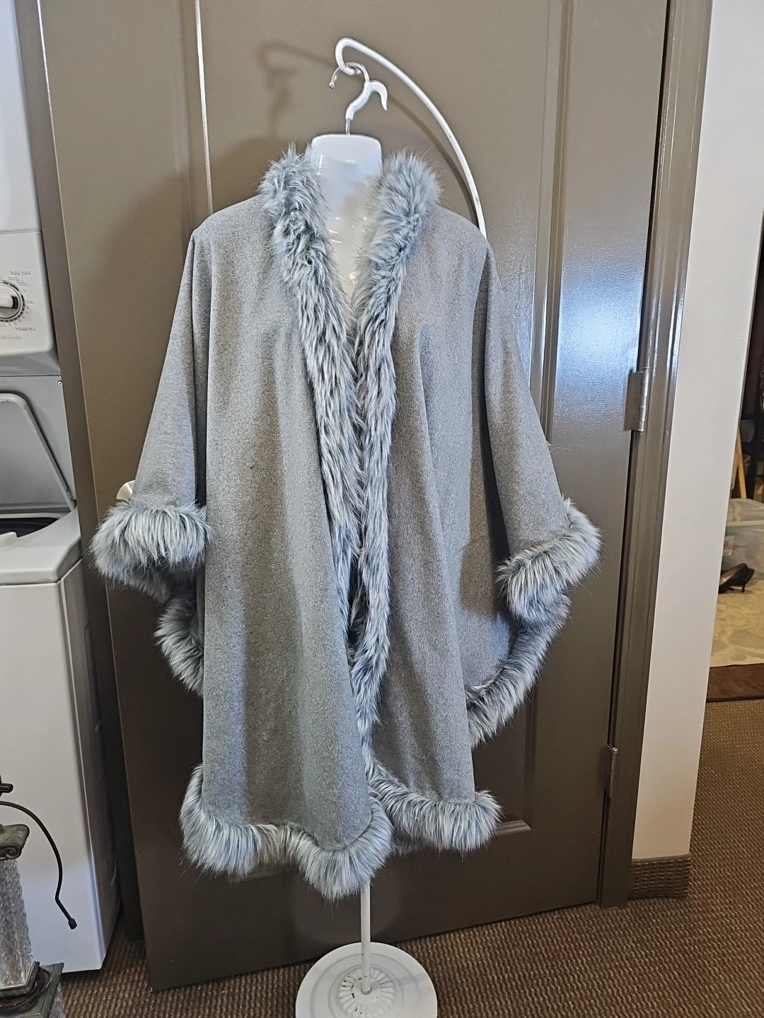 Chicos Cape Poncho Style Cover Up Size Large/XL Grey with Faux Fur Trim