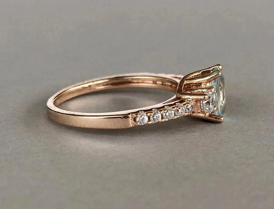 Anillo de compromiso para mujer de aguamarina de corte ovalado de 2 quilates enchapado en oro rosa de 14 quilates Foto 3 de 4