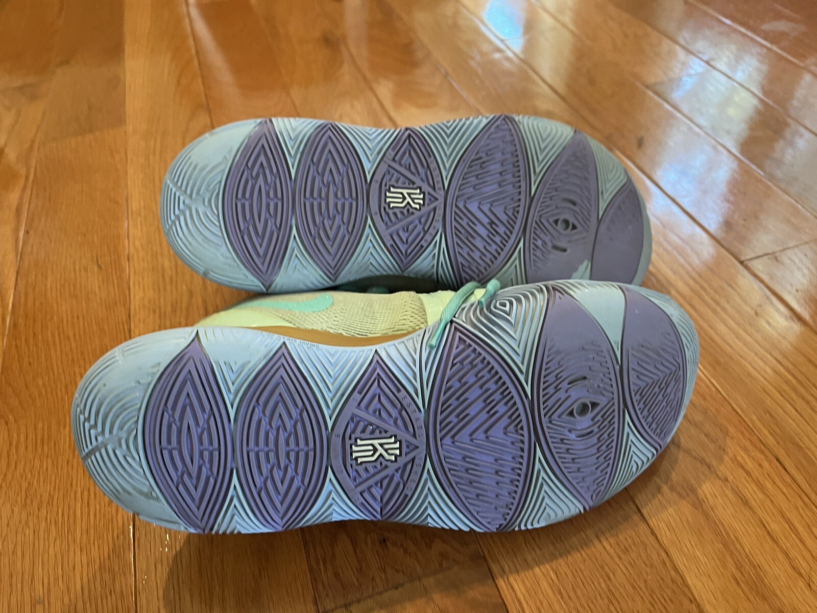 Nike Kyrie SpongeBob Squidward Mens Basketball Shoes,… Gem