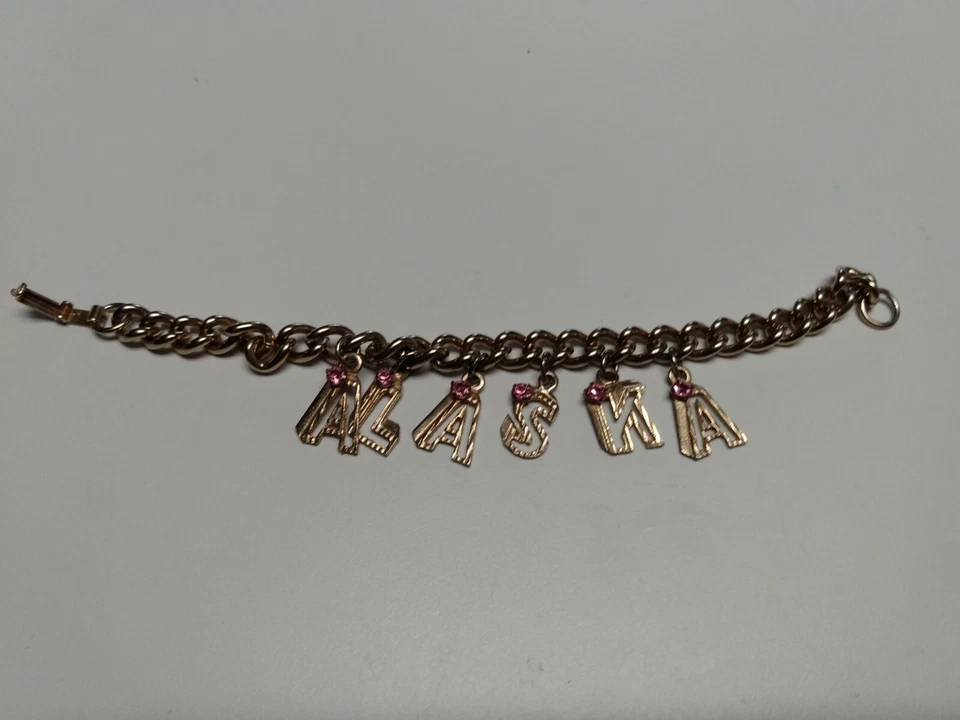 Pulsera con dije de Alaska para dama (piedra rosa en cada letra) Foto 3 de 4
