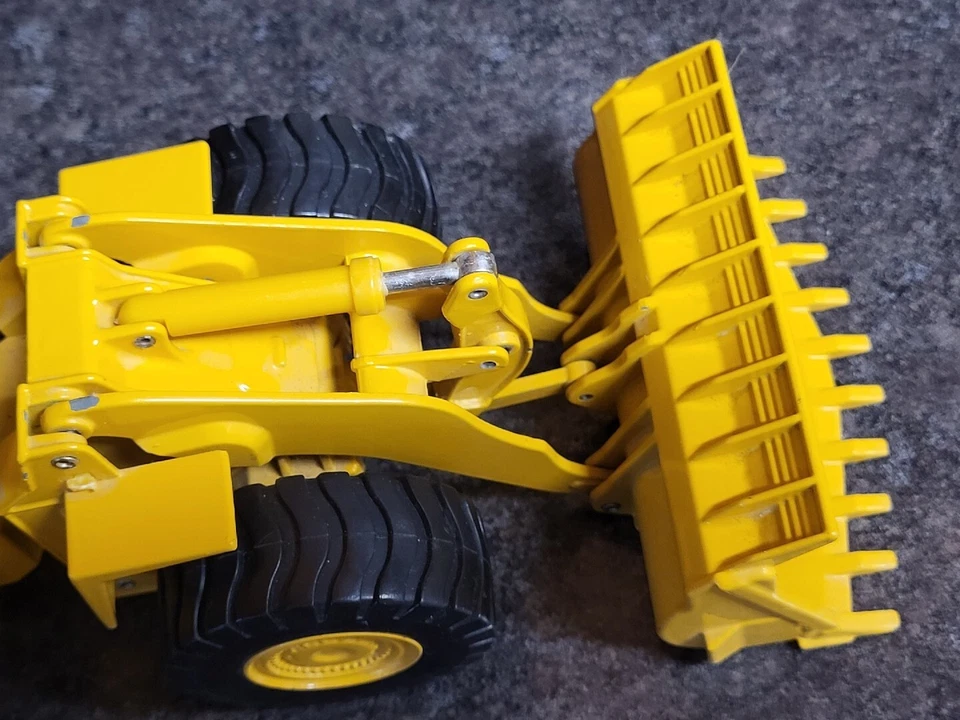 Joel Komatsu WA800 Wheel Loader 1/50 Scale, Heavy Die Cast Metal, Very Nice Cond - Image 4 of 4