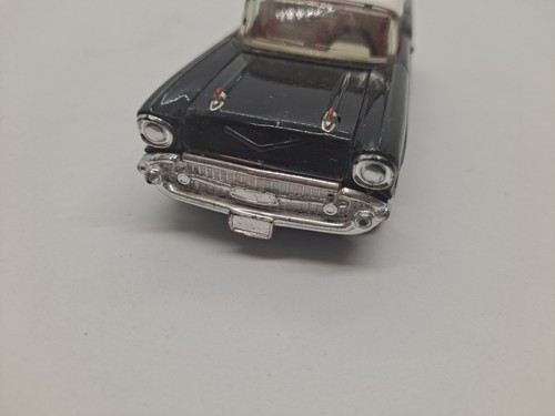 Corgi 1/43 Scale C825/1 1957 Chevrolet Bel Air Black/White Die-cast - Picture 8 of 9