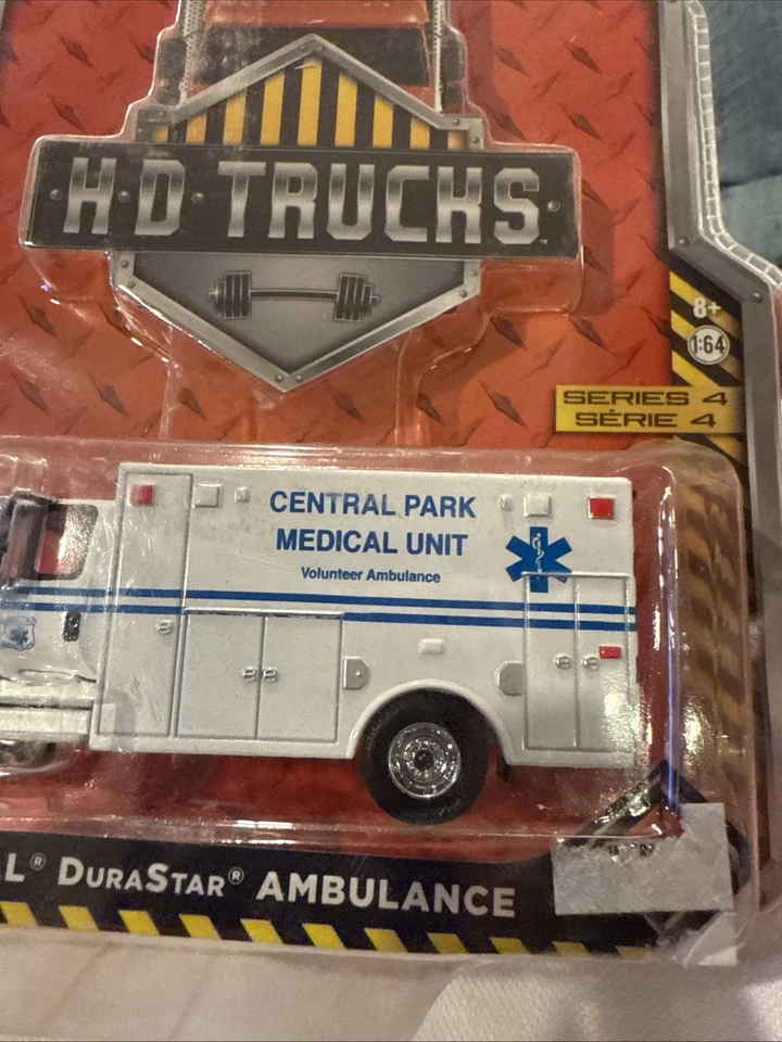 Greenlight 1:64 International Durastar New York City Central Park Med Ambulance - Image 4 of 4