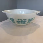 New ListingVintage Pyrex Serving Bowl 2.5qt - Amish butter Print