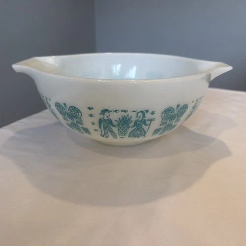 New ListingVintage Pyrex Serving Bowl 2.5qt - Amish butter Print
