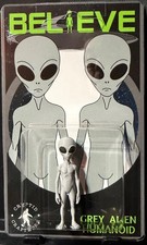 "Figura extraterrestre gris miniatura personalizada cardada 2"" OVNI Believe - artesanía críptica"