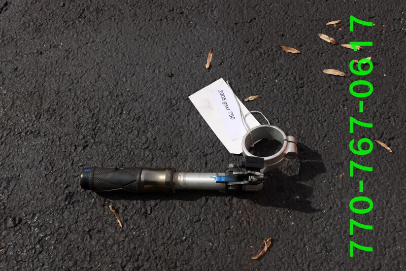 Suzuki GSXR750 2004 clip derecho en el manillar 56111-29G00 Foto 2 de 4