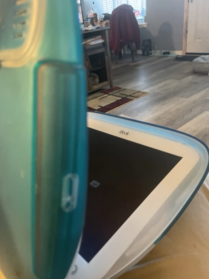 Apple G3 Blueberry clamshell 300 Mghz 128 Mb Ram 6 Gb Hd Parts Or Repair - Image 3 of 4