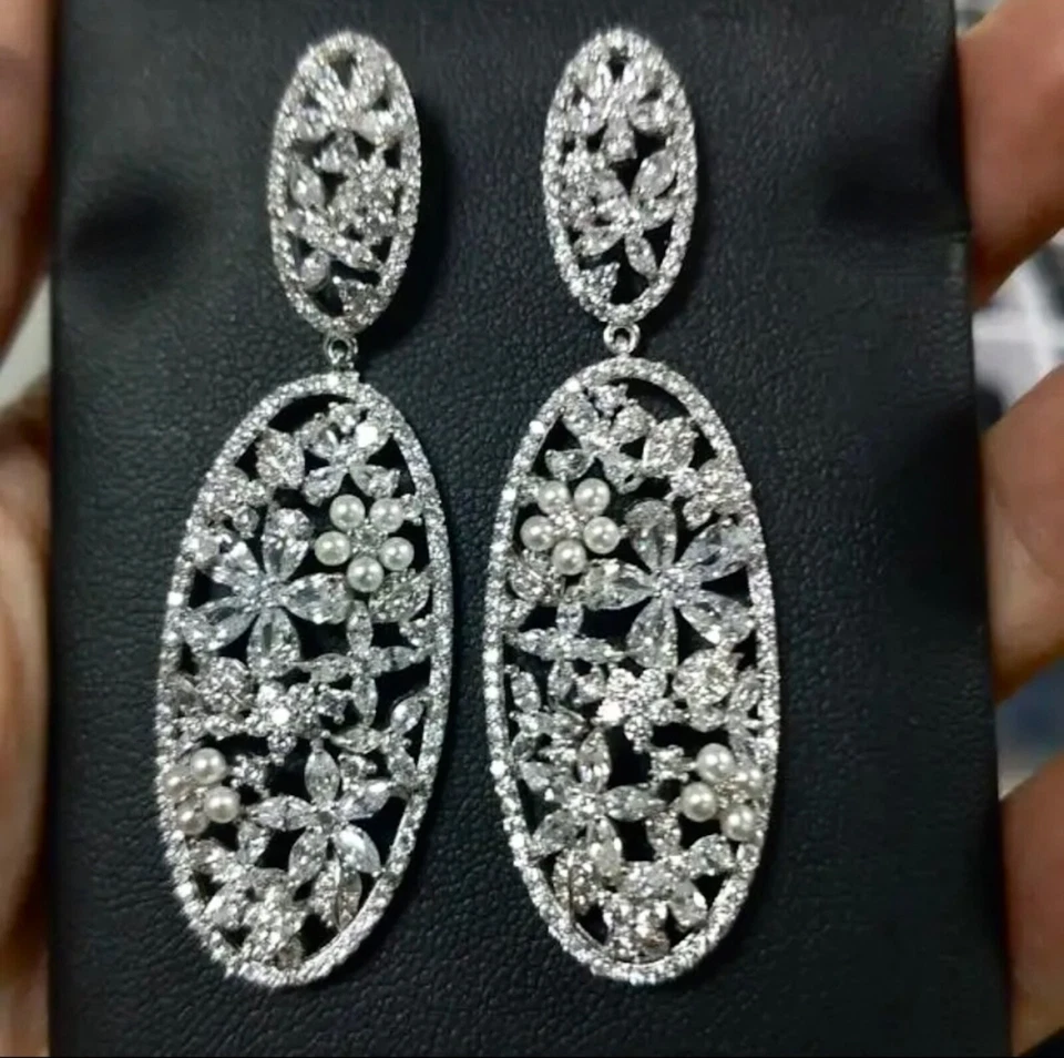 Pendientes colgantes largos de zafiro blanco enchapados en oro blanco de 18k creados en laboratorio regalo nupcial Foto 3 de 4