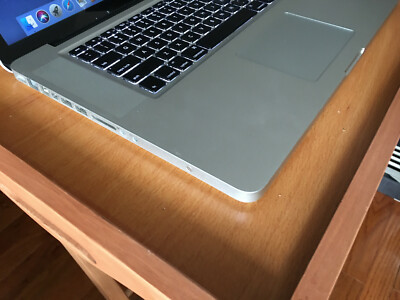 Apple Macbook Pro 15”/ Core i7 2.2GHz/ 8GB RAM/128GB SSD (Power