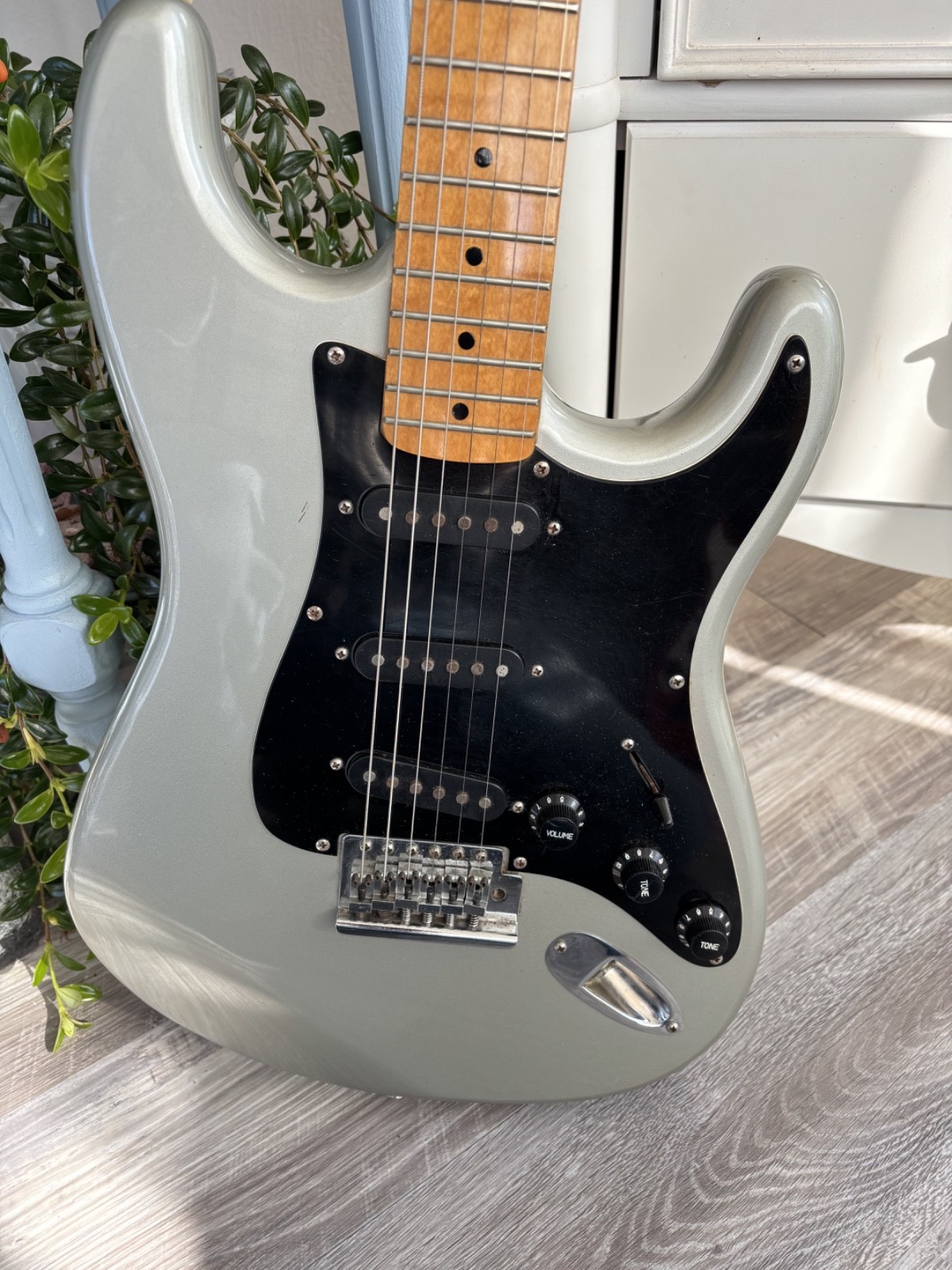 GRAND PRIX VERY RARE VINTAGE ELECTRIC GUITAR GREAT SOUND COLLECTORS MUST SEE