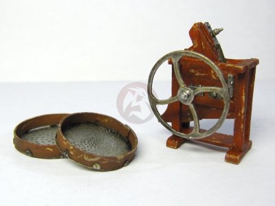 Cix Models 1/35 Traditional Hand Crank Corn Sheller (w/2 Sifter / Sieve) CIXM005
