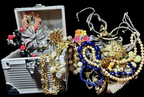 Treasure Chest Vtg To Modern 40 Pieces Signed/Unsigned Costume Jewelry/Chest Lot - Afbeelding 7 van 12