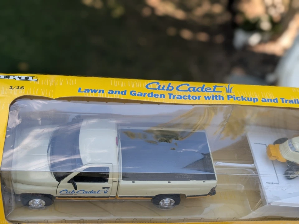 1/16 Dodge Ram Pickup Truck with Trailer & Cub Cadet HDB3206 Lawn Mower ZFN13165 - Image 4 of 4