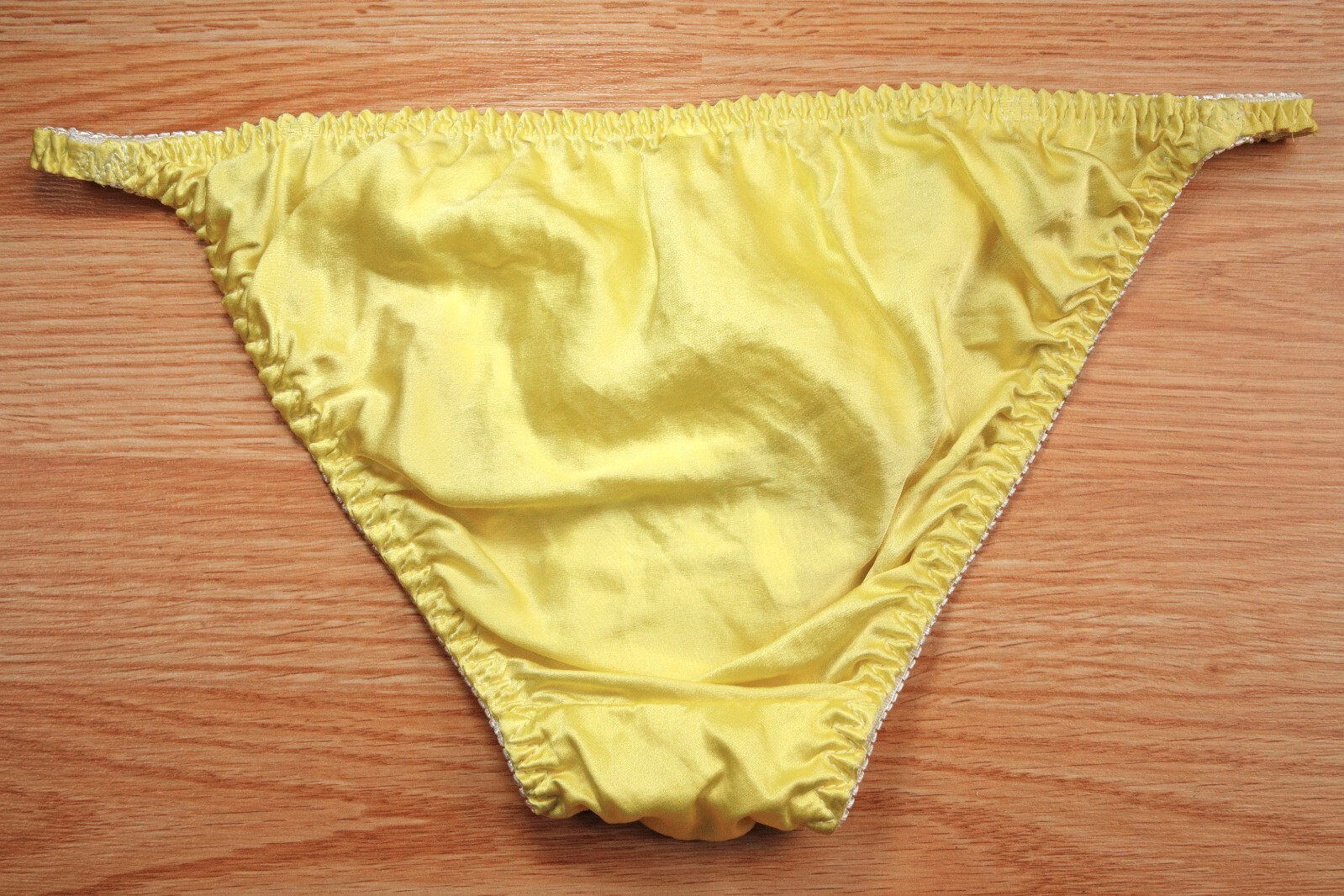 VINTAGE NYLON SHINY SLIPPERY PRETTY CUTE SATIN SILK YELLOW STRING PANTY