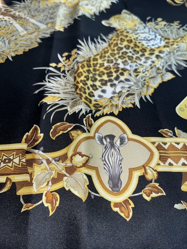 Bufanda cuadrada de seda Salvatore Ferragamo oro negro para animales de la selva 34 x 34 cebra - Imagen 3 de 17