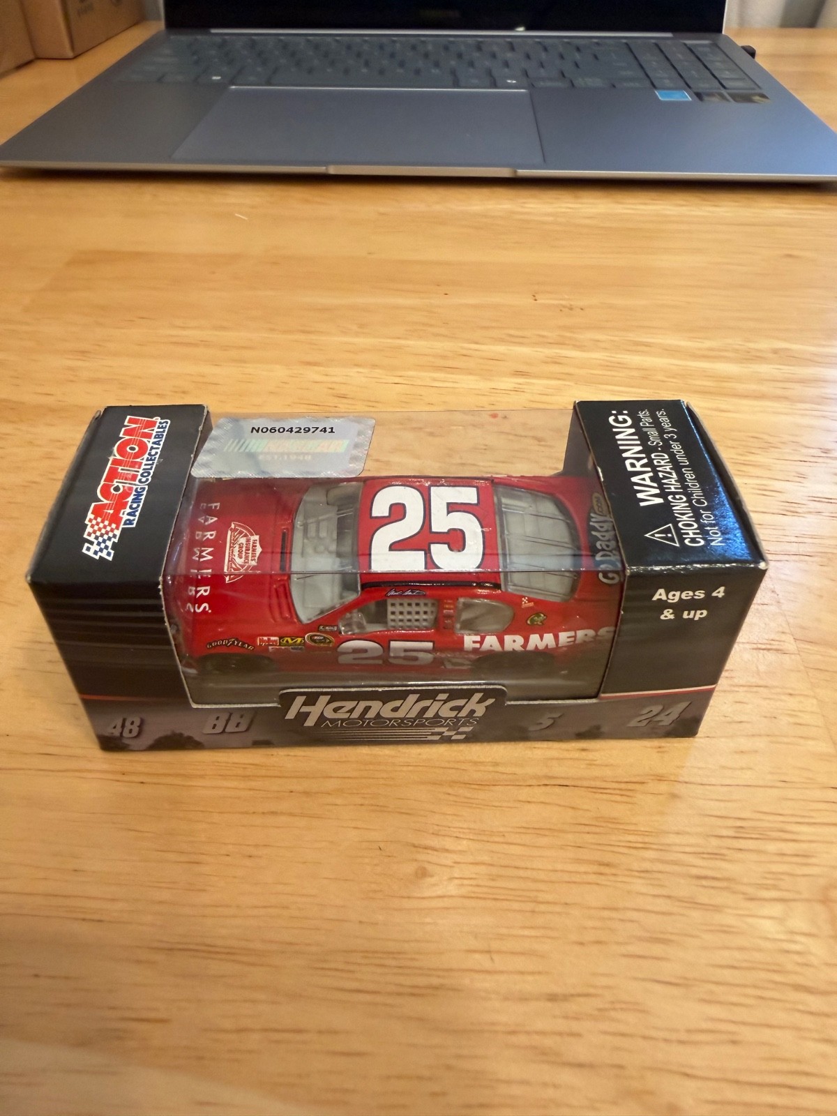 2011 Mark Martin #25 Farmers Impala 1:64 NASCAR LE