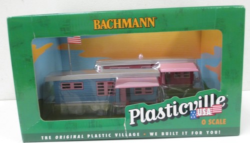 Parque de remolque construido Bachmann 45310 O Plasticville con 2 remolques y poste de bandera | Zustand: New