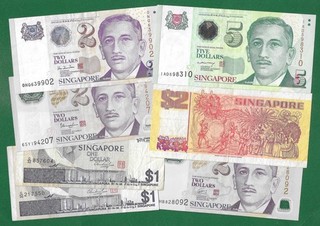 QUANTITY SINGAPORE BANKNOTES 1 2 5 DOLLARS GOOD TO VF. 1976 2004. (7).