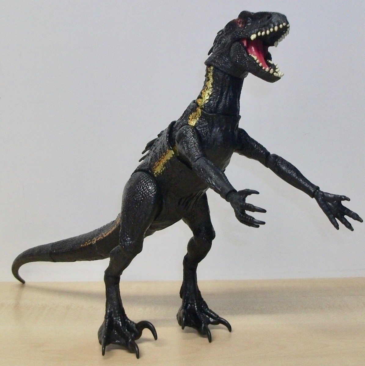 Jurassic World Grab N' Growl Indoraptor figure action figure