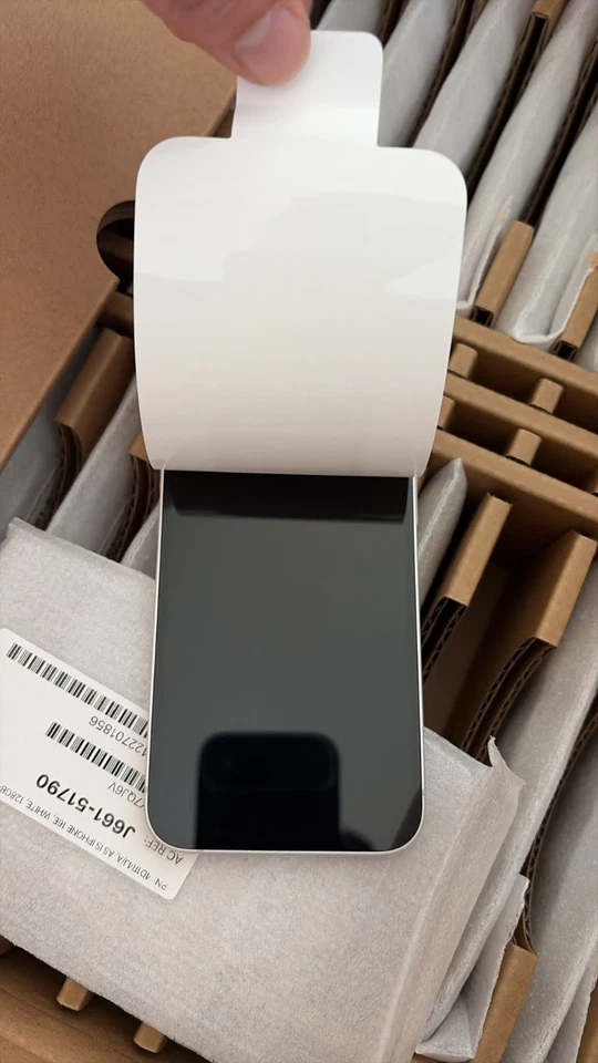 APPLE iPhone 16e 5G 128 GB 6,1 Zoll DualSIM 48MP schwarz / weiß A3409 neuwertig - Bild 2 von 4