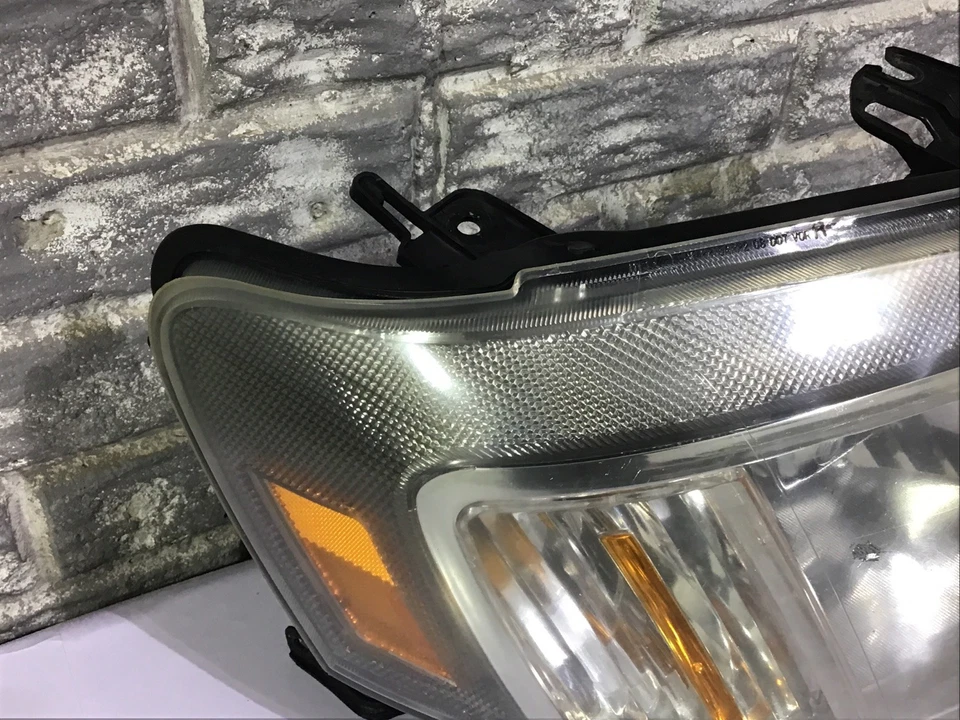 Faro derecho Mercury Mariner 2008-2011 (lado del pasajero) OEM, justo Foto 2 de 4