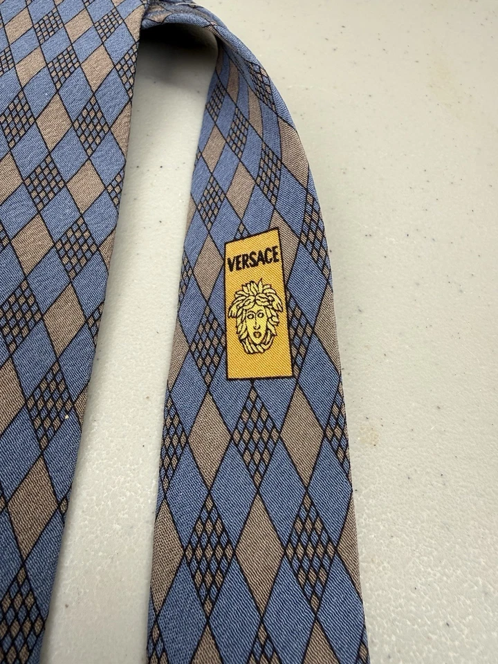 Gravata vintage Gianni Versace 100% seda azul cinza diamantes geométricos Itália - Imagem 3 de 4