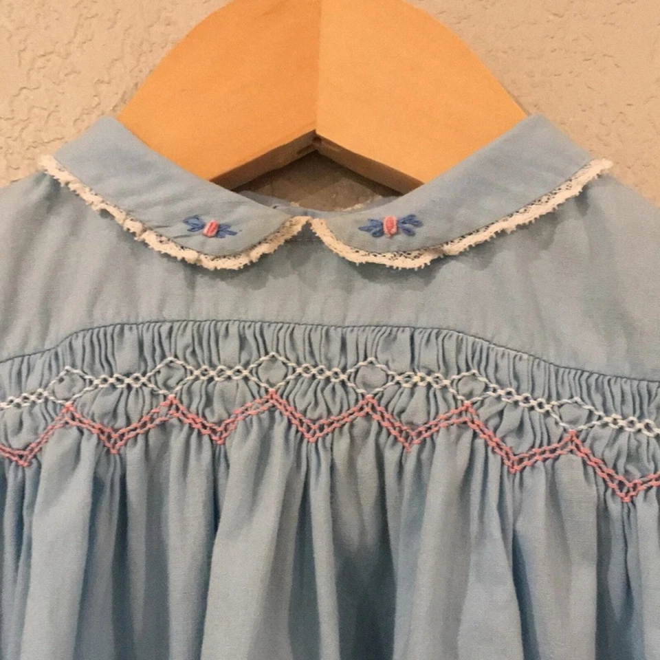 Antigo Vestido Polly Flinders Bebê Menina Tamanho 12M Azul Costurado à Mão Anos 1950 Vintage - Imagem 2 de 4