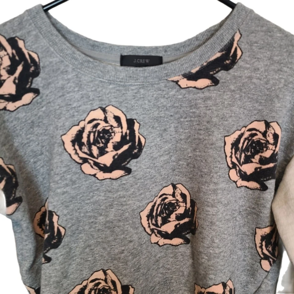 Moletom J Crew gola redonda manga longa floral top pop art cinza feminino P - Imagem 2 de 4