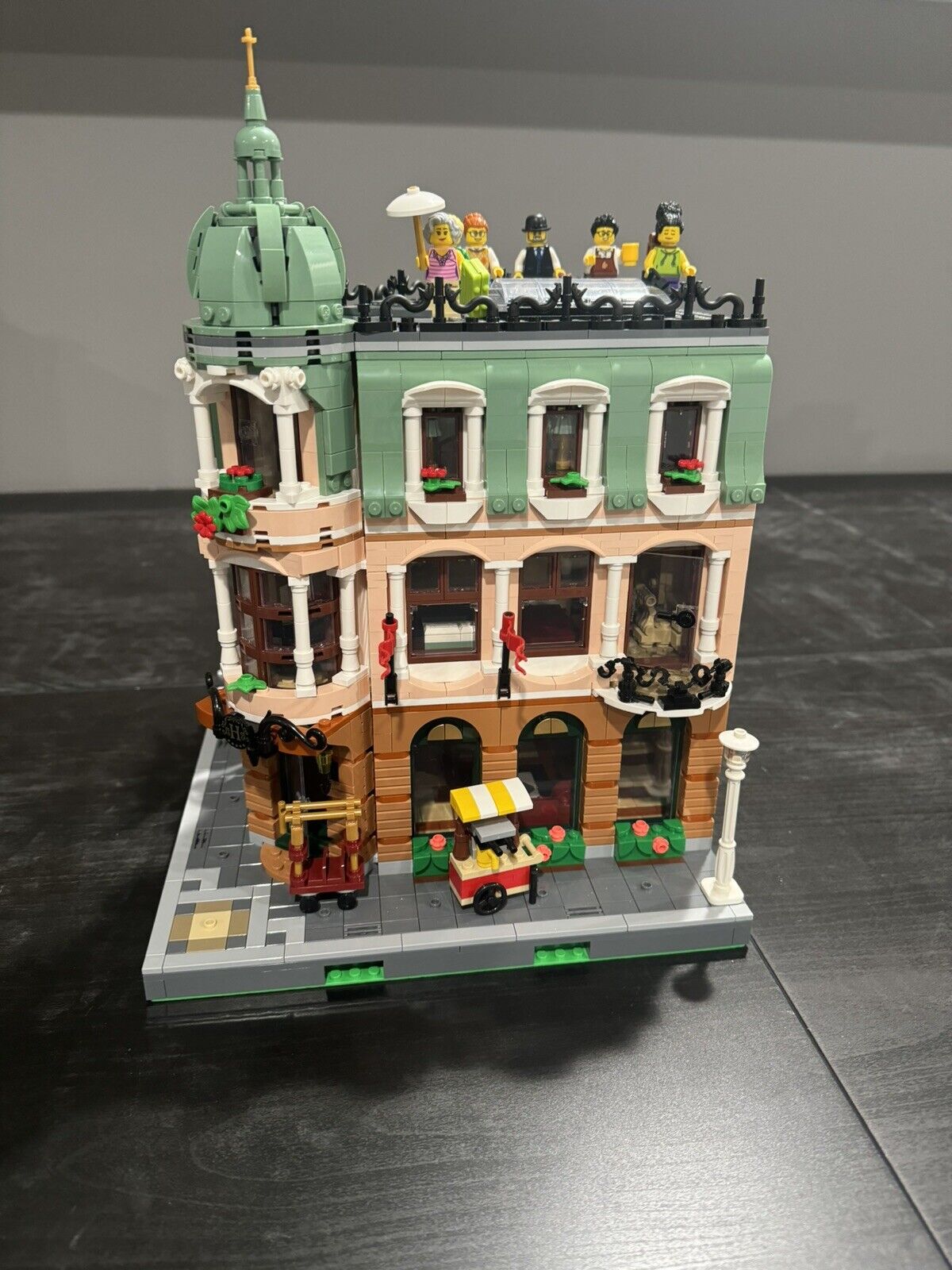 LEGO ICONS: BOUTIQUE HOTEL (10297)
