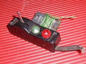 2 VINTAGE LIONEL PIECES AUTOMATIC SWITCH CONTROLLER & LIONEL CTC LOCKON