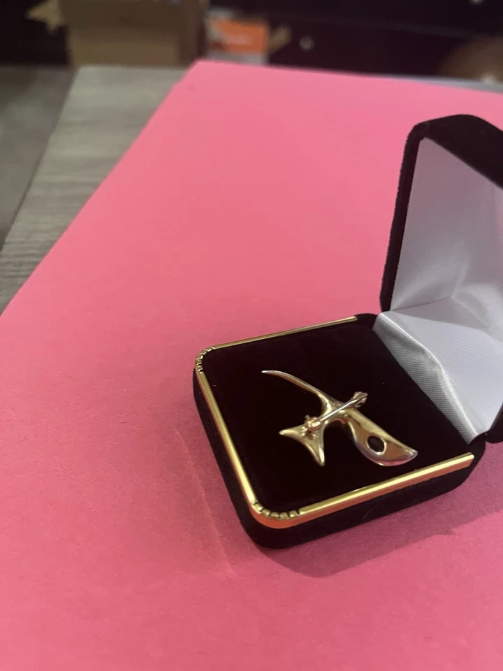 Broche Paloma Personalizado Damas 14 K YG Solapa Pin Ala Acentuada con Granates Foto 3 de 4