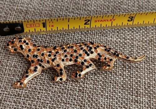 Vintage goldfarbene Leoparden- oder Gepardbrosche mit schwarzen und bernsteinfarbenen Strasssteinen - Bild 7 von 7