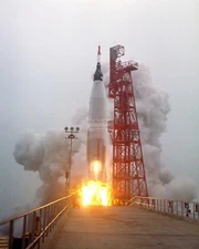 LIFTOFF OF AURORA 7 MERCURY ATLAS 7 (MA-7) ROCKET - 8X10 NASA PHOTO (EP-431)