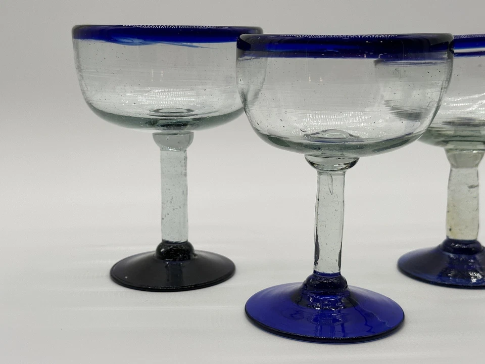 4 vasos mexicanos de margarita de vidrio soplado a mano borde y base azul cobalto Foto 2 de 4