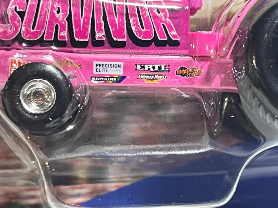 Tractor de tracción New Holland Pink Survivor con trineo de trabajo escala 1/64 de Ertl Foto 3 de 4