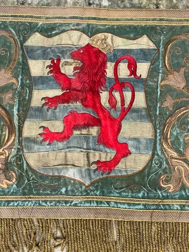 SALE !!! A Stunning Antique Embroidery with Coat of arms 69.29 inch wide