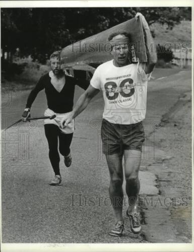 1988 Photo de presse Ron Williams et Mike Johnson participent à une course de canoë - spa32805 - Photo 1/2