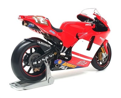 Minichamps 1/12 Scale 122 040012 - Ducati Desmosedici Troy Bayliss