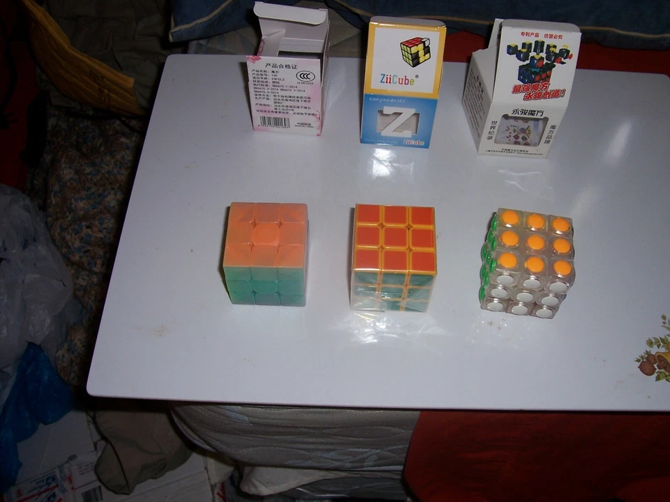 TRES PUZZLES RETORCIDOS CUBO MÁGICO - 3X3X3 - GELATINA, AMARILLO, TRANSPARENTE Foto 3 de 4