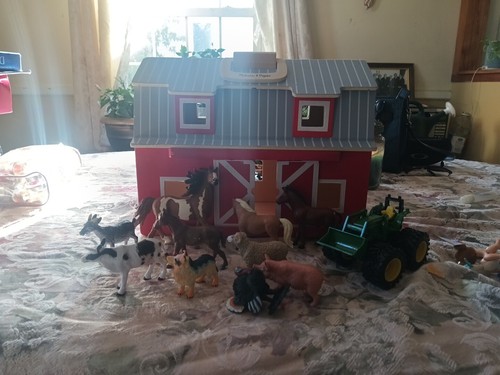 Melissa and Doug Fold and N Go Wood Barn With Animals And John Deere Tractor